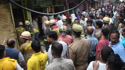 Jhansi: Blaze erupts at Chaudhary Paint House on Gandhi Road; 25-foot-high flames spark panic