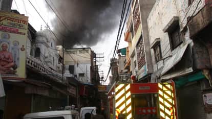 Jhansi: Blaze erupts at Chaudhary Paint House on Gandhi Road; 25-foot-high flames spark panic