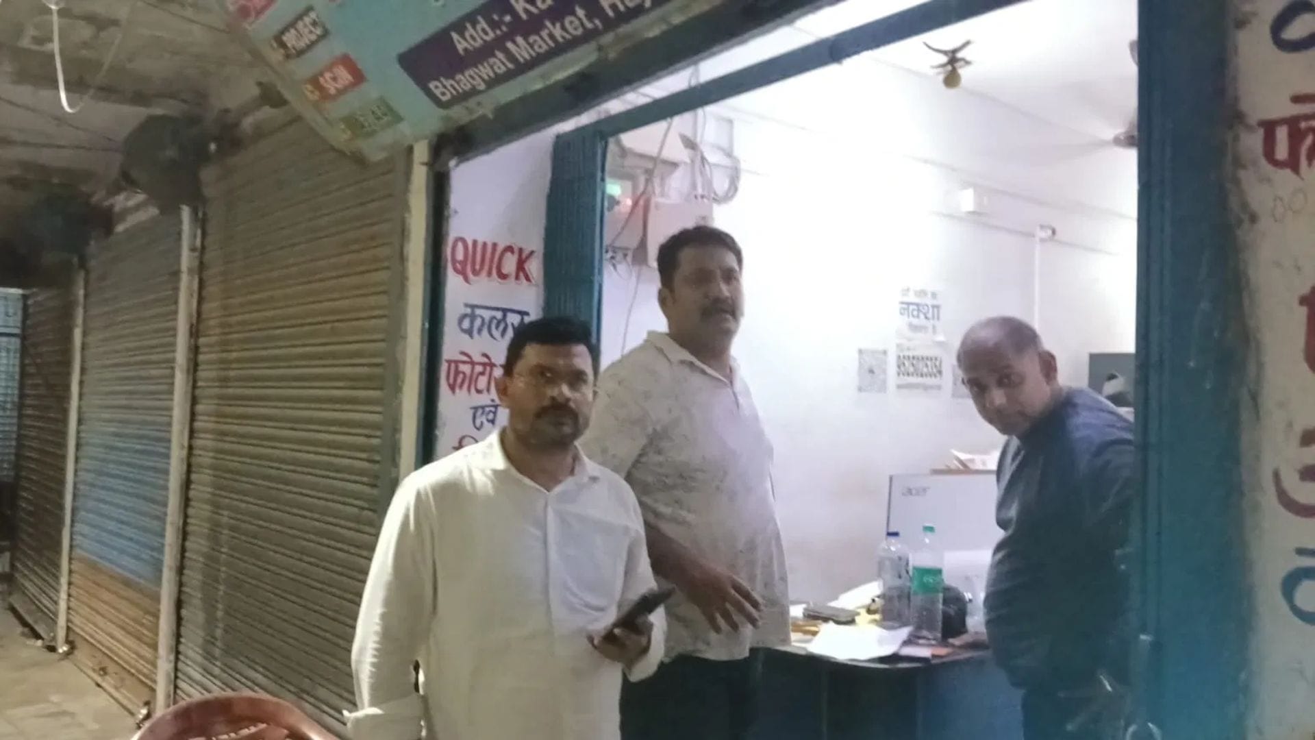 दुकान में छापेमारी करती मुंबई पुलिस