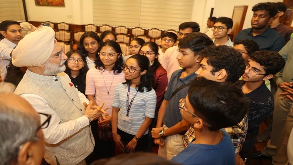 Lieutenant Governor Sandhu met a group of students from Oman urged them to learn from failures and move forwa