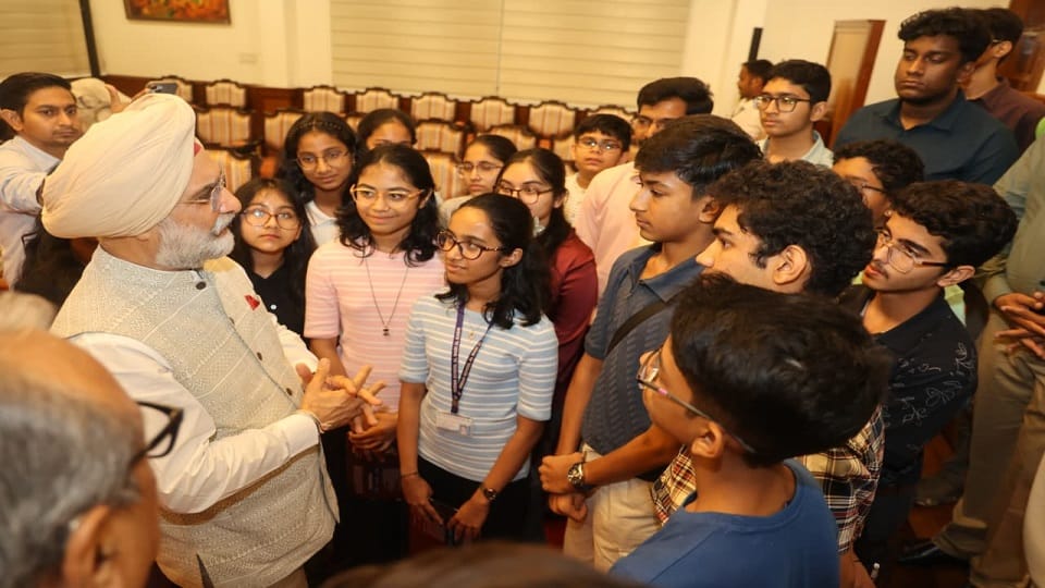 Lieutenant Governor Sandhu met a group of students from Oman urged them to learn from failures and move forwa