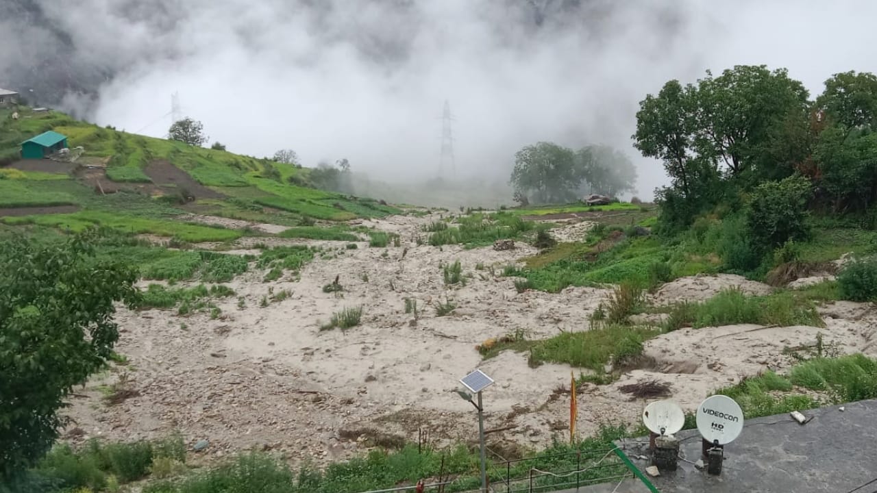 Uttarakhand Rain Havoc Elderly Couple Rescued After Debris Enters Home in Joshimath Badrinath chamoli News