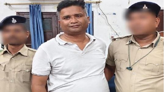 पटना के गर्दनीबाग में विजिलेंस ने अवर सचिव को घूस की रकम के साथ दबोचा।