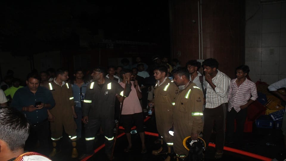 Meerut: Massive fire breaks out at Blinkit warehouse due to short circuit; six fire tenders douse the blaze.