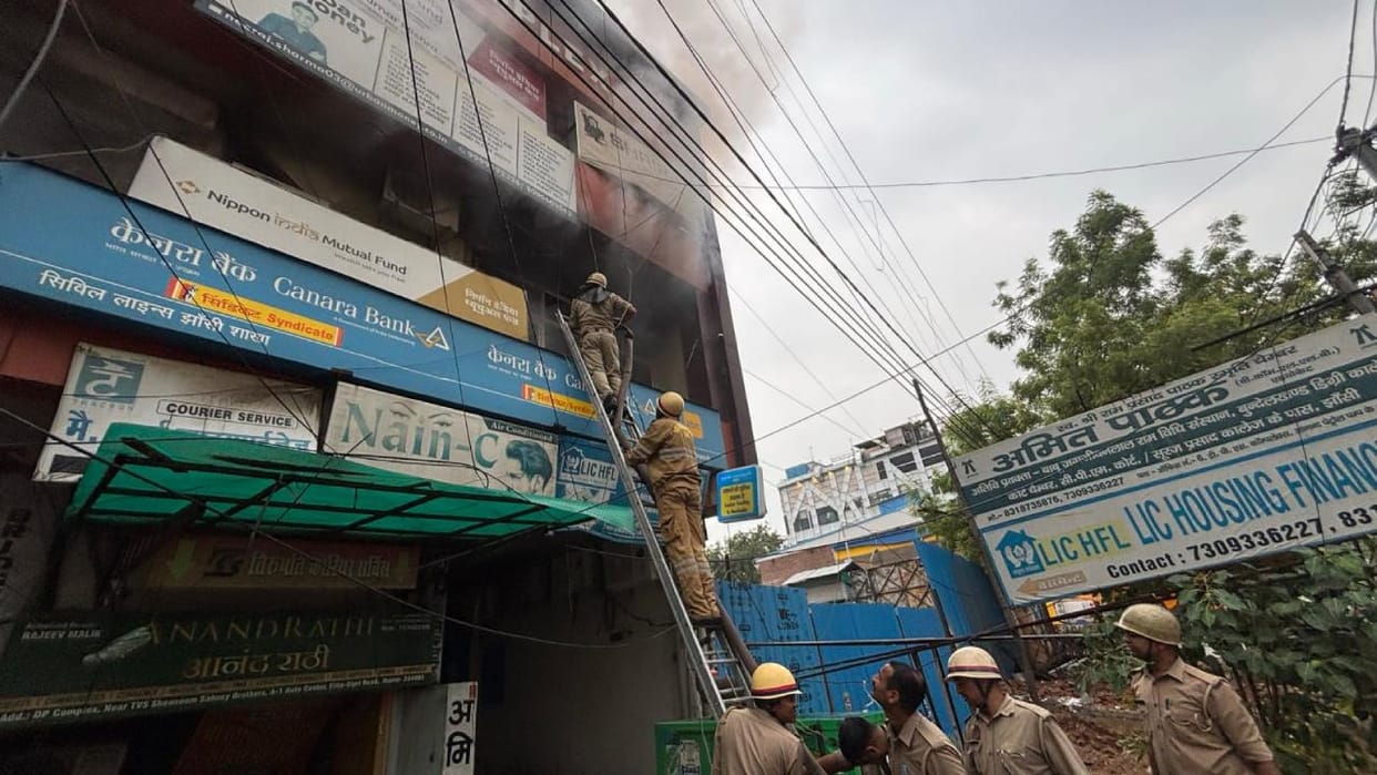 Jhansi: Fire breaks out at the DPS Complex office; panic ensues at the bank located on the ground floor
