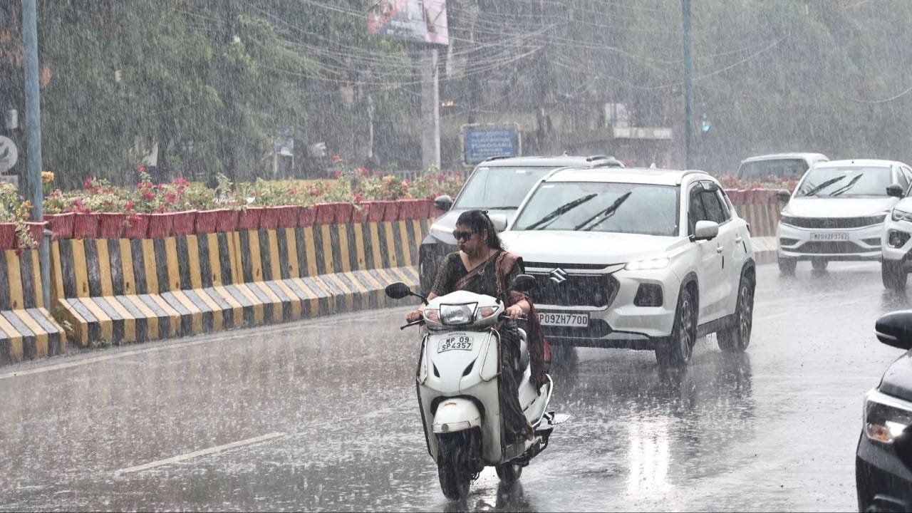 indore-news-heavy-rain-alert-monsoon-waterlogging-traffic-jam-damaged-roads
