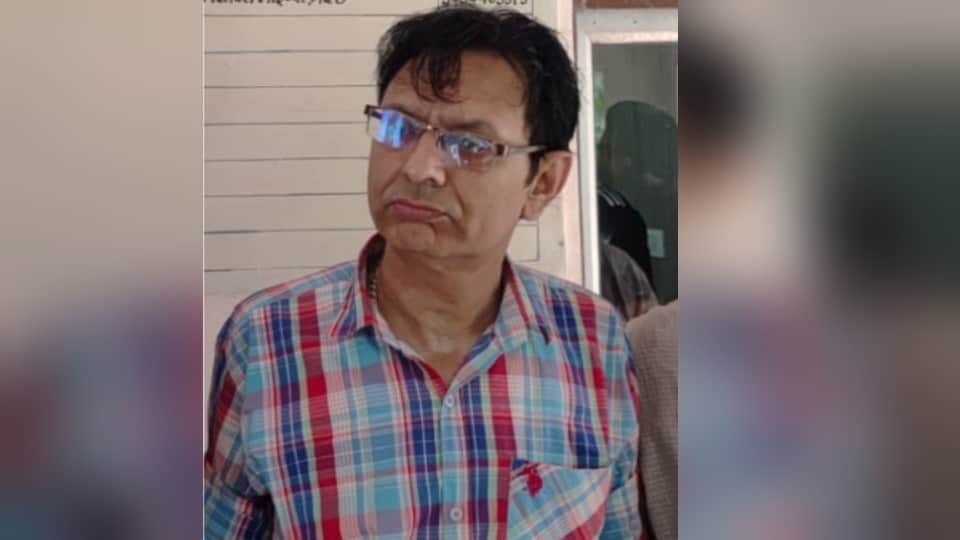 Meerut Accounts Officer Caught Accepting rs25,000 Bribe by Anti-Corruption Team