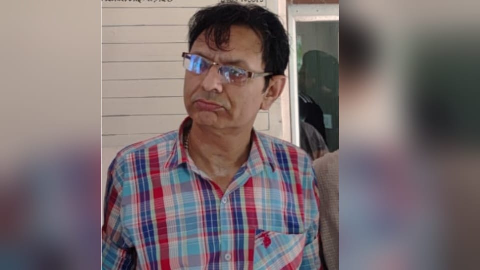 Meerut Accounts Officer Caught Accepting rs25,000 Bribe by Anti-Corruption Team