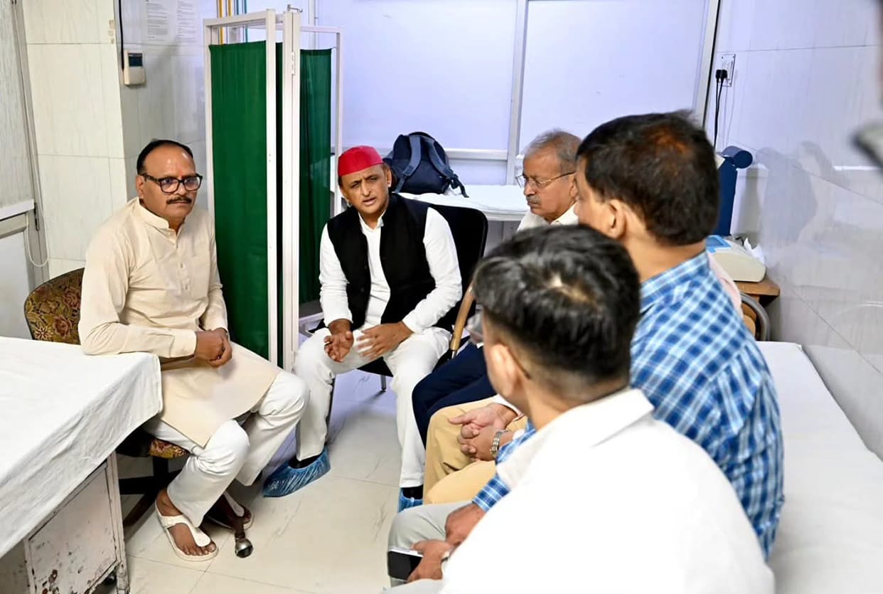 Deputy CM Brajesh Pathak and Akhilesh Yadav visit to see SP leader Rajendra Chaudhary in Hospital.