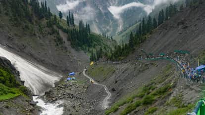 Amarnath Yatra 2026 Begins: Pilgrims First Batch Sets Off Amid Bam Bam Bhole Chants Entry on Registered Date