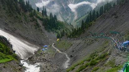 Amarnath Yatra 2026 Begins: Pilgrims First Batch Sets Off Amid Bam Bam Bhole Chants Entry on Registered Date