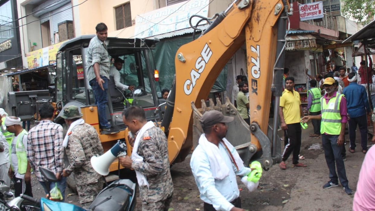 Jhansi: More than 20 shops built on Nazul land must be removed within three days