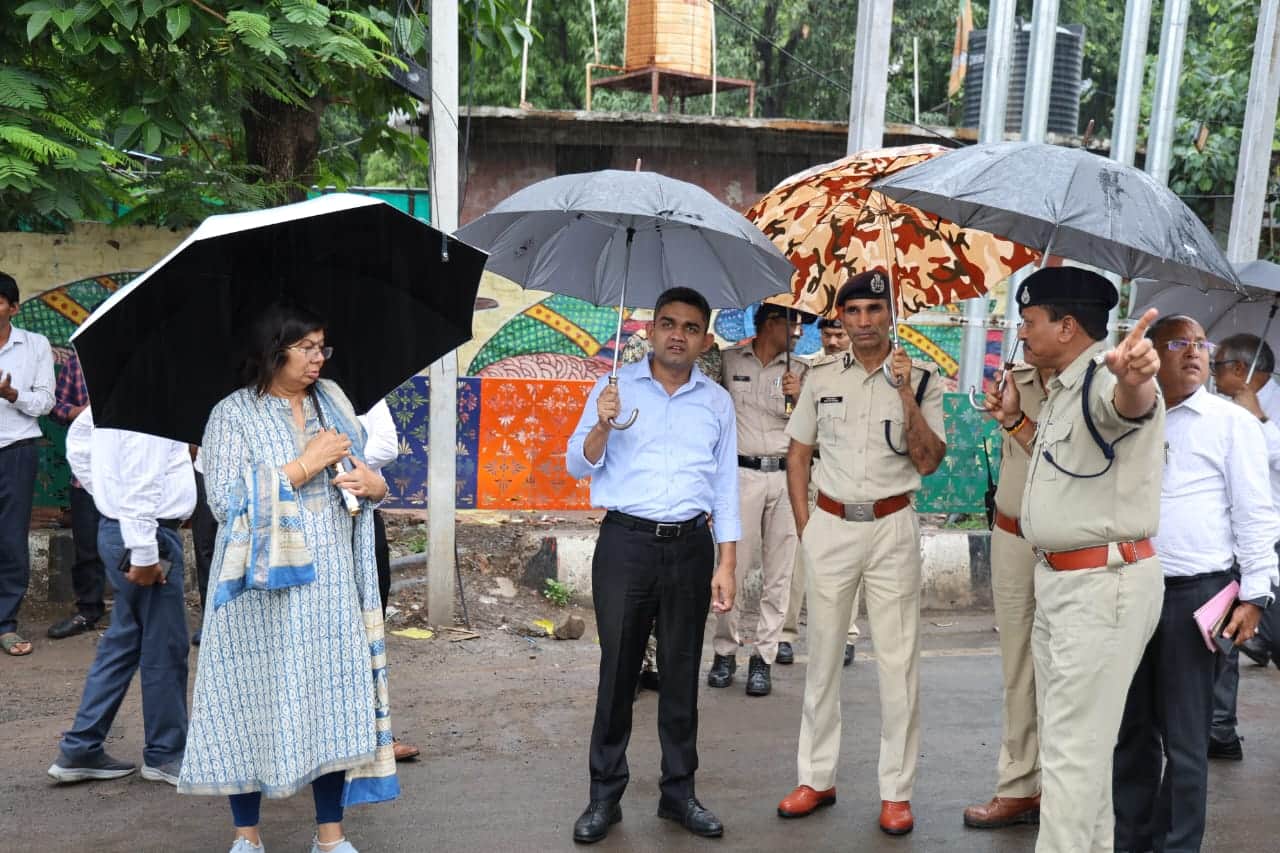 कलेक्टर प्रियंक मिश्रा और पुलिस कमिश्नर संजय कुमार