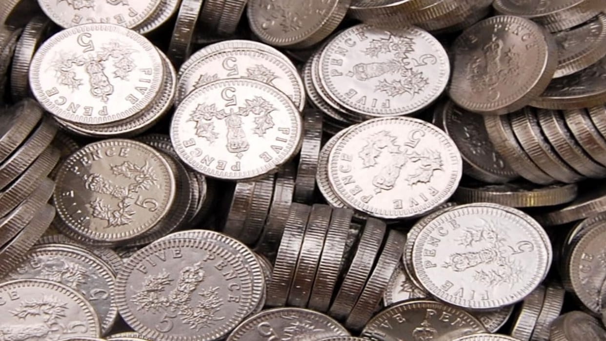 Employee absconds with two kilograms of silver coins after leaving iron screws in the stock.