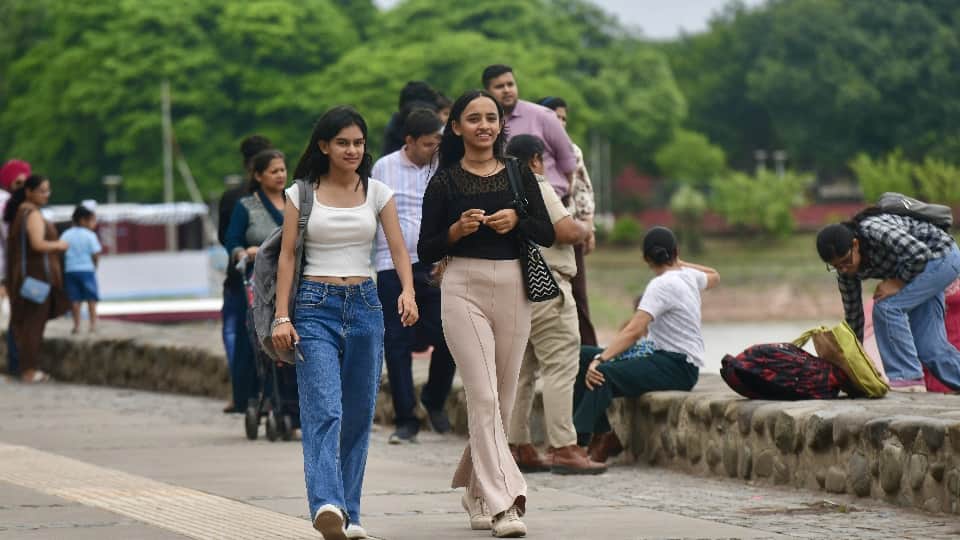 सुखना लेक पर घूमती युवतियां