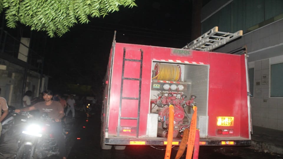 Meerut: Massive fire breaks out at Blinkit warehouse due to short circuit; six fire tenders douse the blaze.