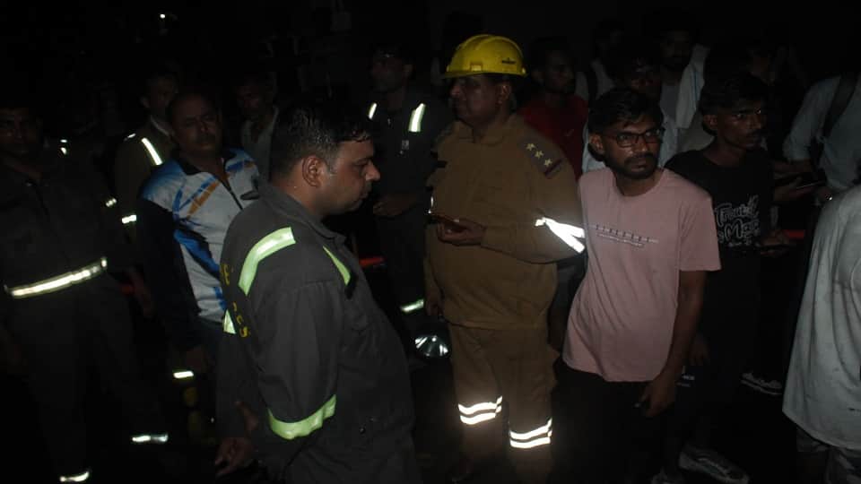 Meerut: Massive fire breaks out at Blinkit warehouse due to short circuit; six fire tenders douse the blaze.