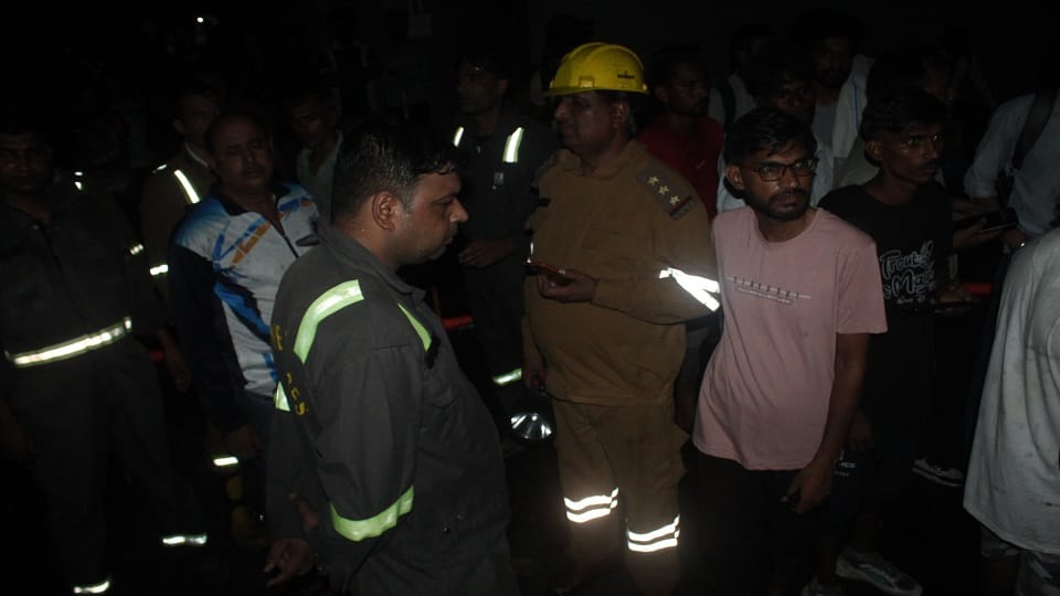 Meerut: Massive fire breaks out at Blinkit warehouse due to short circuit; six fire tenders douse the blaze.