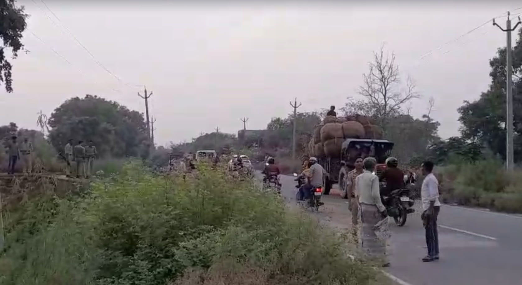 Attempted dacoity at Army soldier house in Kasganj family held hostage two miscreants injured