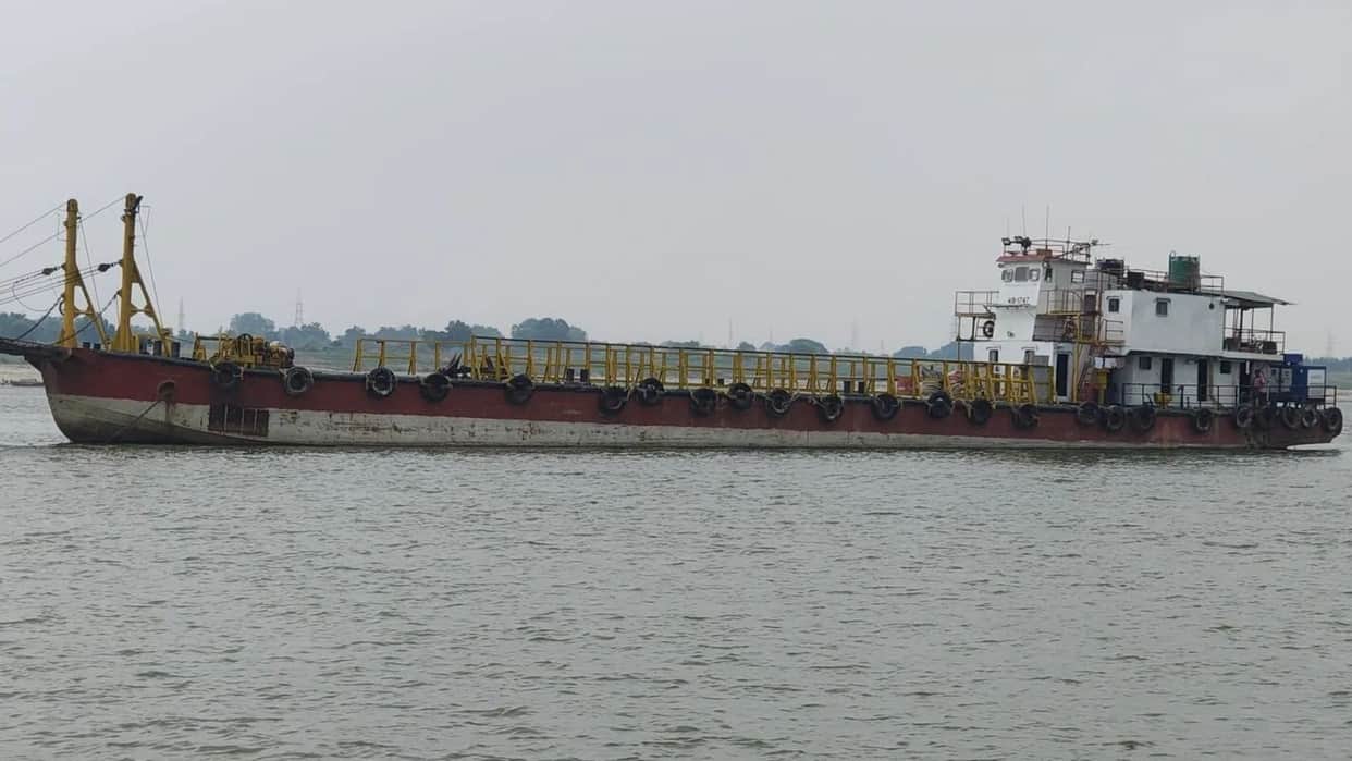 three thousand tonne cargo vessel stranded for 20 days due to low water level in Ganga in ghazipur