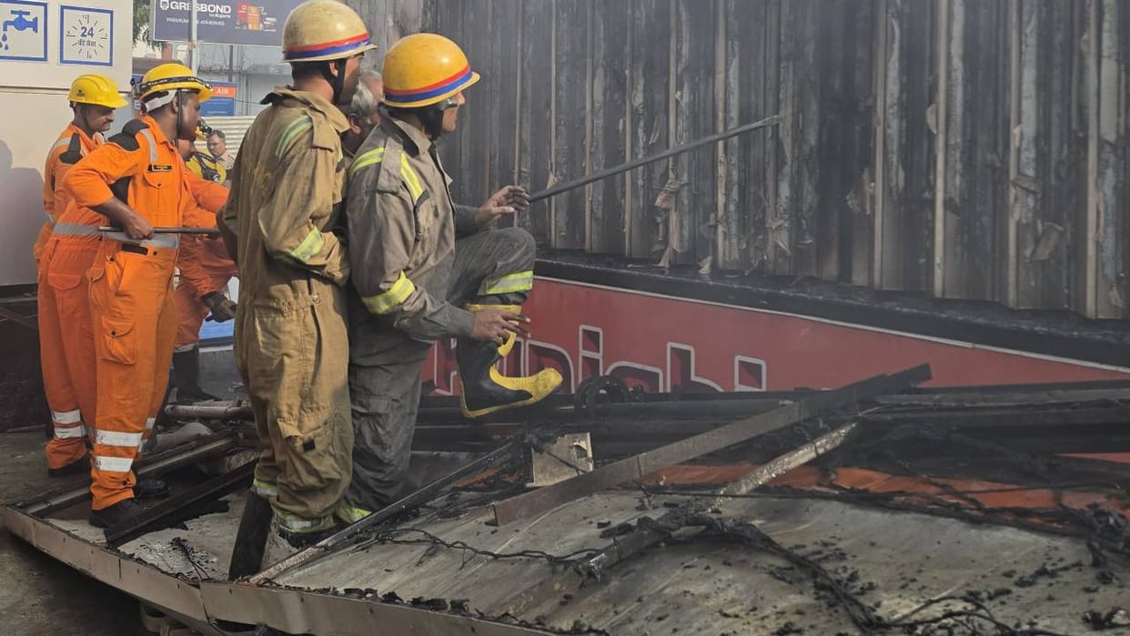 Lucknow: Fire breaks out at a restaurant opposite a petrol pump; fire tenders bring the blaze under control.