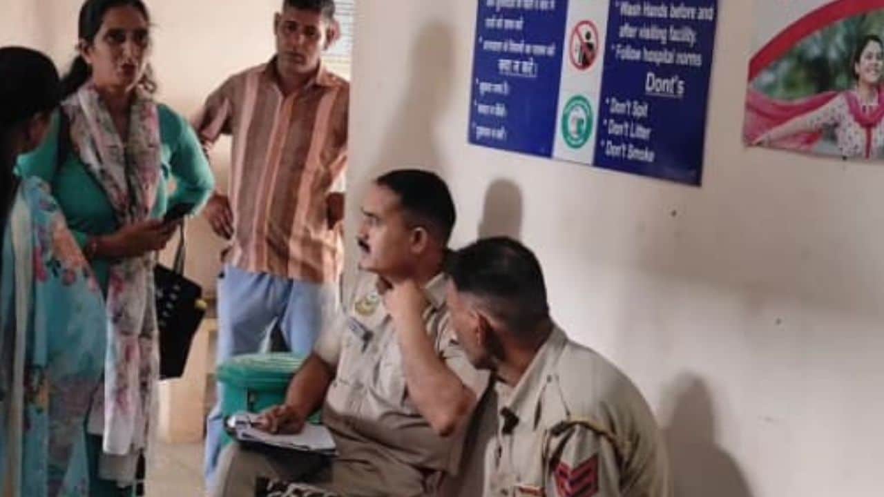 पुलिस मामले की जांच करते हुए।