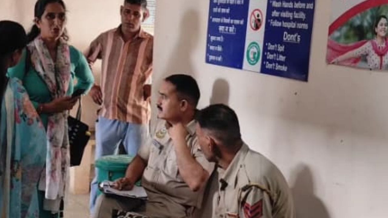 पुलिस मामले की जांच करते हुए।