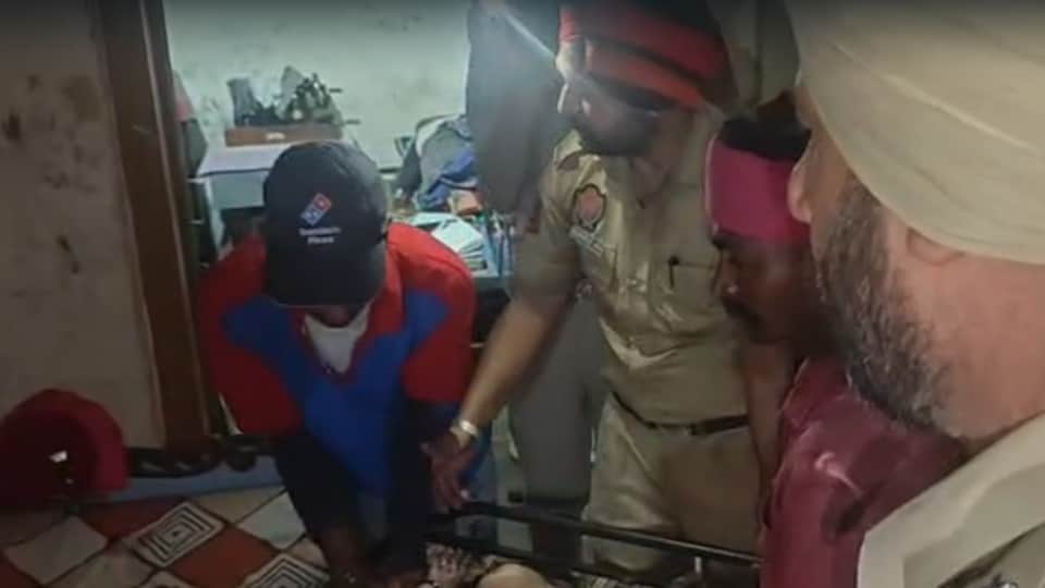माैके पर जांच करते पुलिसकर्मी