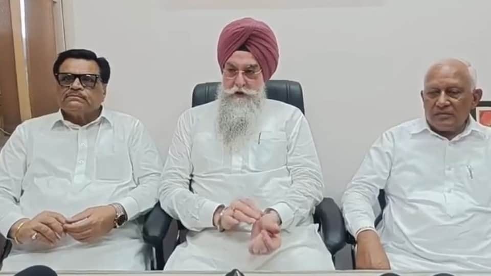 पत्रकारों से बात करते स्पीकर कुलतार संधवां