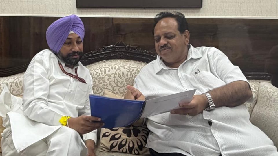 राष्ट्रीय सफाई कर्मचारी आयोग के वाइस चेयरमैन से मिले पूर्व विधायक अविनाश चंद्र