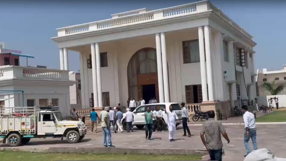 चरणजीत चन्नी के घर पहुंचे नेता