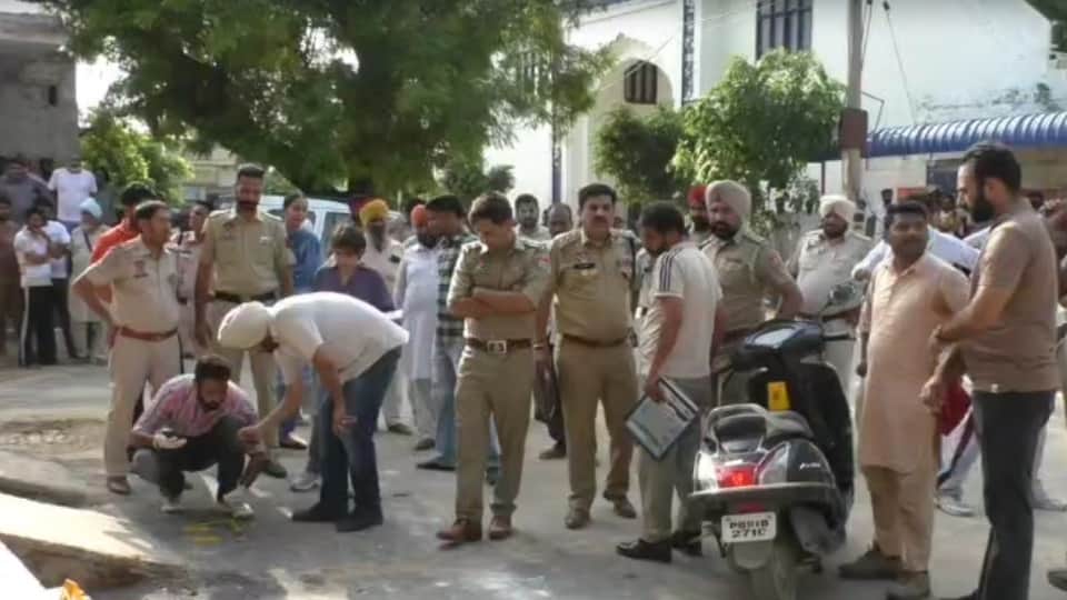 माैके पर जांच करते पुलिसकर्मी
