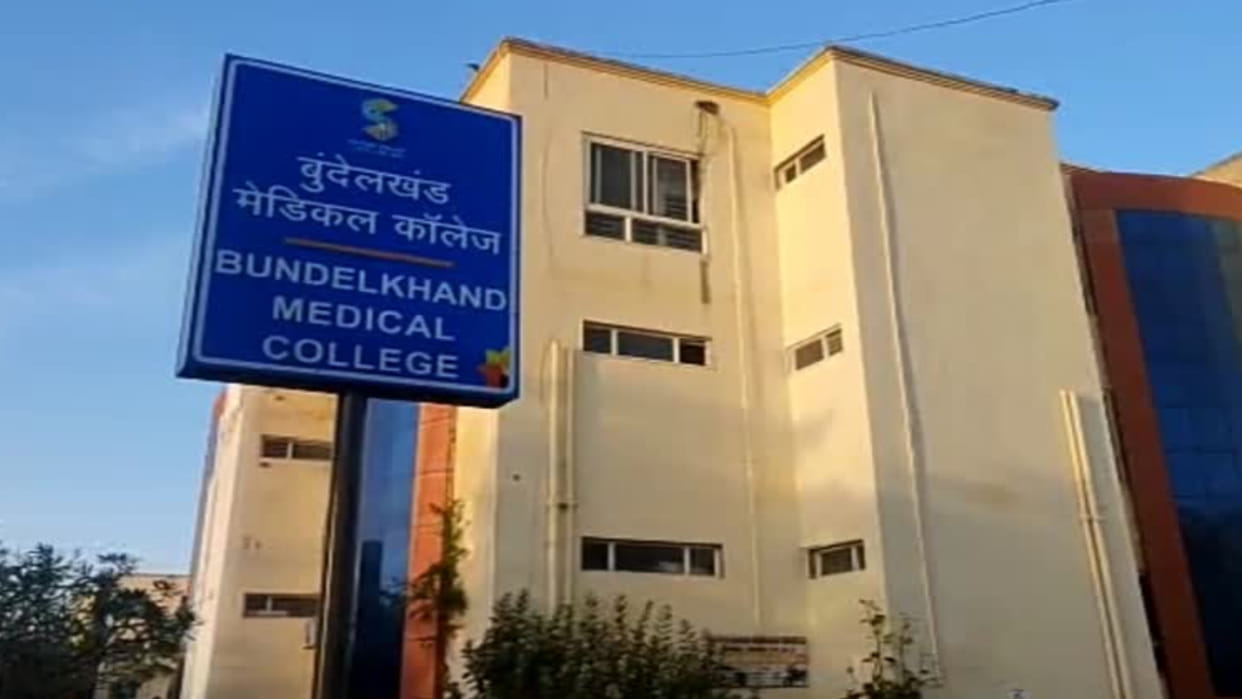 FIR registered against BJP leader for molesting a female doctor; police conduct raids to arrest him