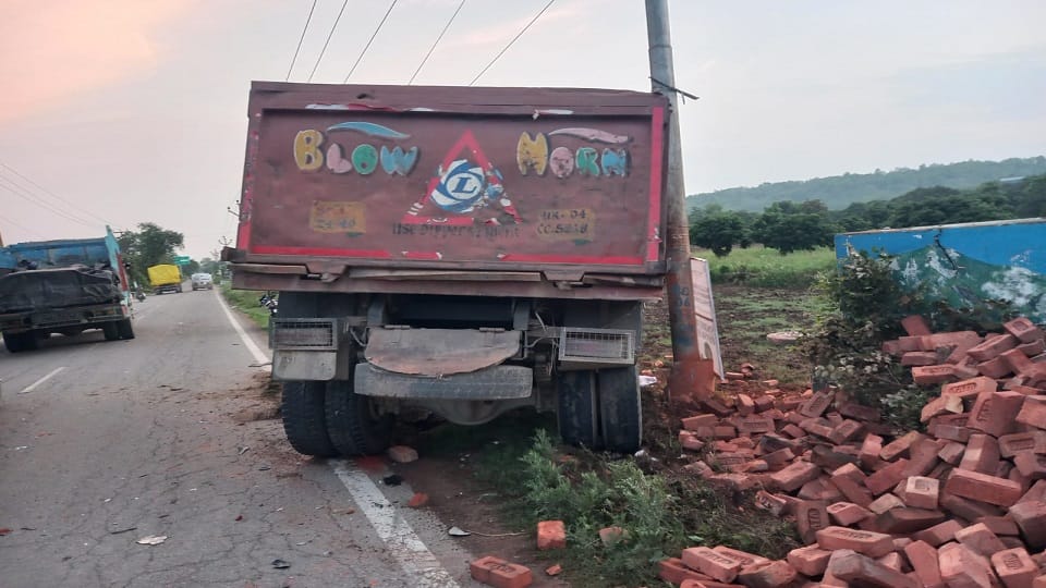 man died in a horrific road accident on Haldwani-Ramnagar highway