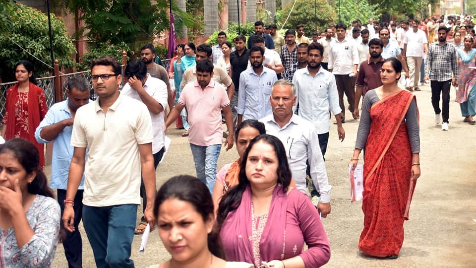 टीईटी की परीक्षा देकर सनातन धर्म इंटर कालेज सदर से निकलते परीक्षार्थी।