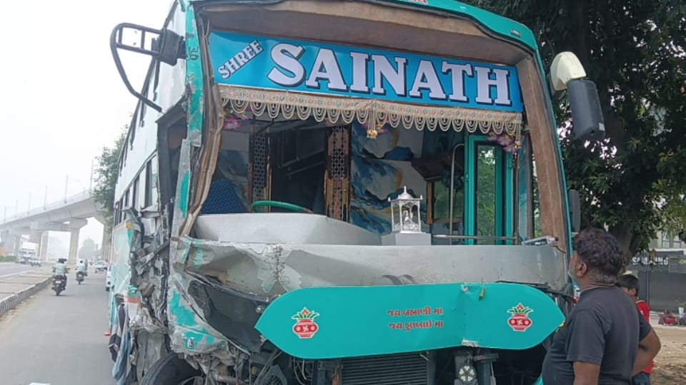 Meerut: Tourist Bus Hits Rapid Metro Pillar After Tyre Burst in Meerut, 10 Pilgrims Injured
