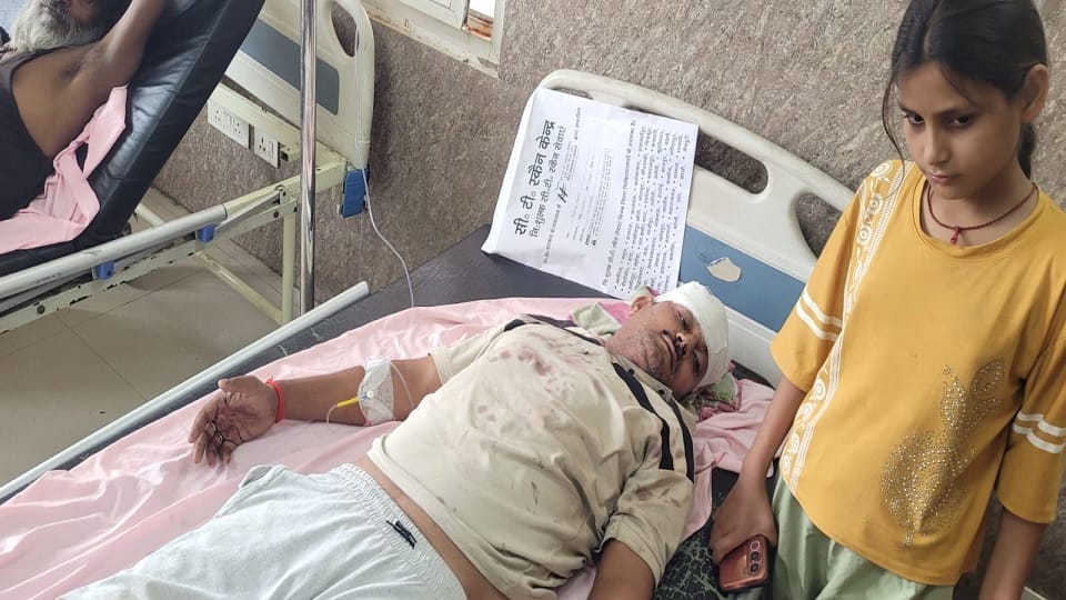 Container collides with bus in Etah five people killed