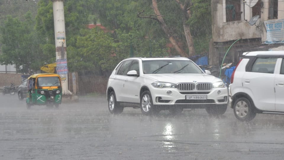 Monsoon Plays Hide and Seek in Agra: Heavy Rain in Some Areas, Waterlogging Brings Traffic to a Halt