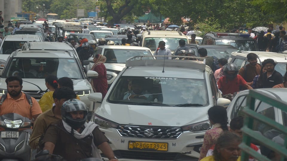 Traffic Diversion on Agra's MG Road Today as Metro Work and Temple Rush Increase Vehicle Load