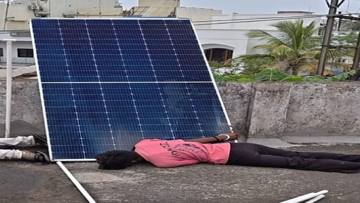 Major accident while installing solar panels in Raipur, two youths died due to electrocution