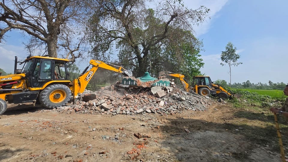 Bulldozer runs on illegal shrine built on government land in Jaspur