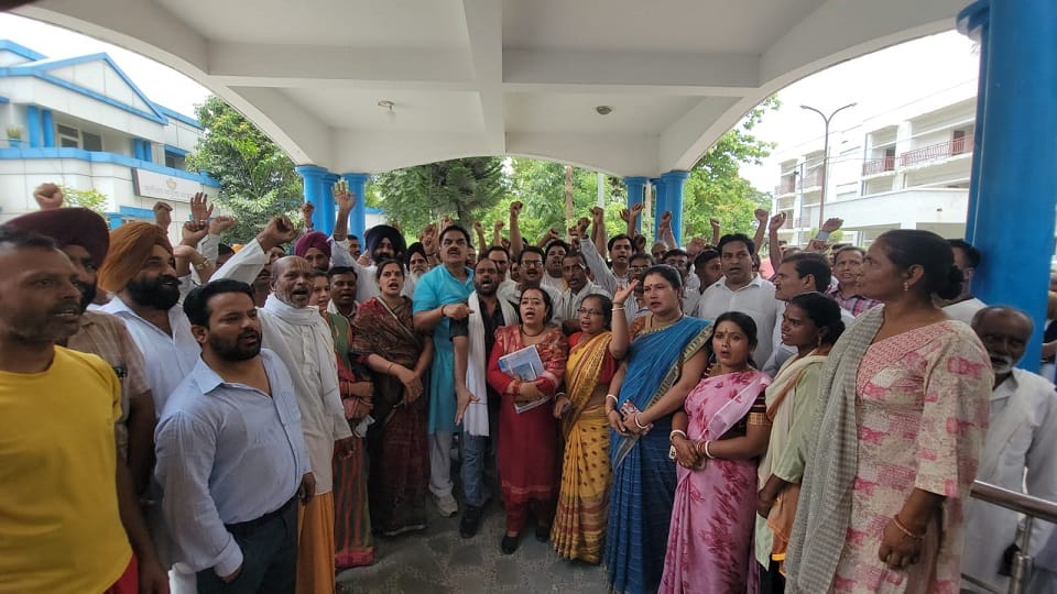 Congress protests against transfer of doctors in Rudrapur district hospital