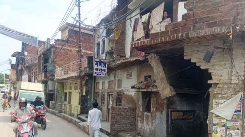 40 year old balcony overhang has collapsed in Kanpur putting over a dozen dilapidated houses at risk