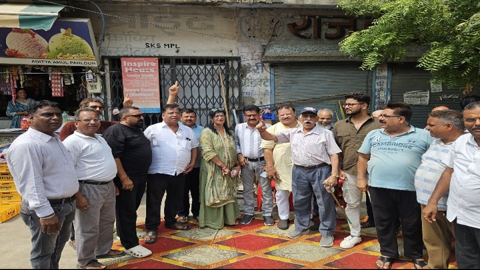 Public Protest Forces Liquor Shop to Back Down in Agra Signboard Removed After Second Day of Demonstration