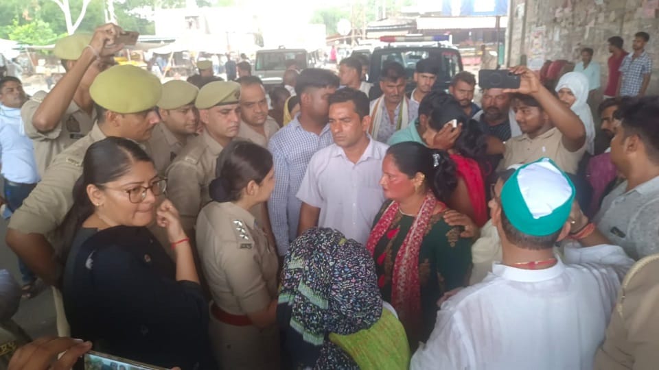 Agra: हाईवे जाम की चेतावनी से हिला प्रशासन, ढोल-नगाड़ों के साथ सड़क पर उतरे ग्रामीण; काम शुरू होने पर लौटे