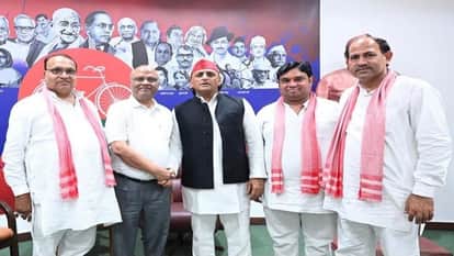 लखनऊ में सपा मुखिया अखिलेश यादव से मुलाकात करते डॉ. अशोकअग्रवाल व अन्य