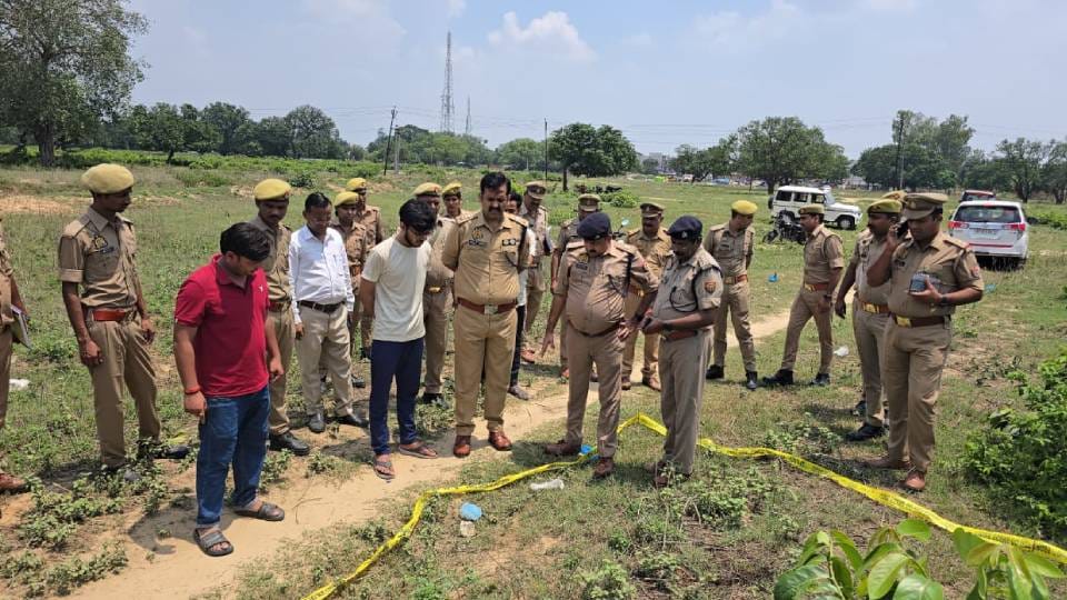 मौके पर जांच करती पुलिस।