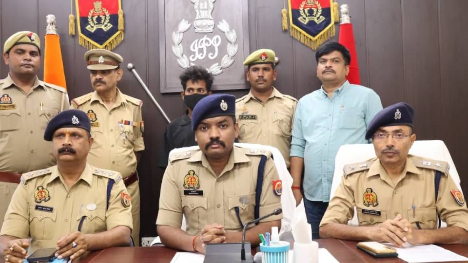 पुलिस गिरफ्त में आरोपी।