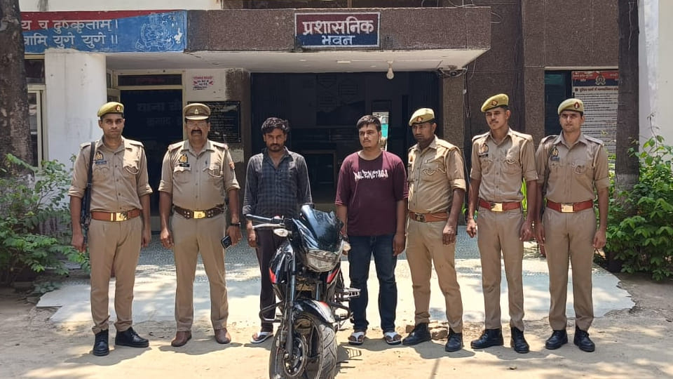 पुलिस की गिरफ्त में आरोपी व बरामद बाइक