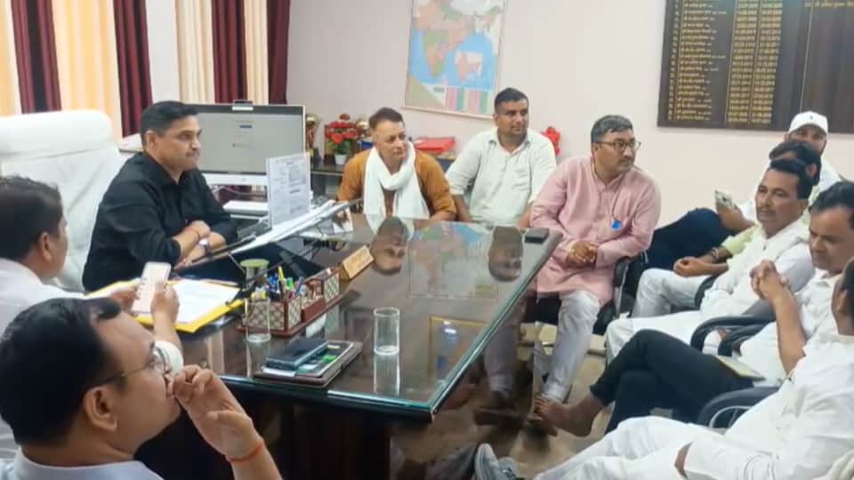 सीडीओ व सचिवों में बहस